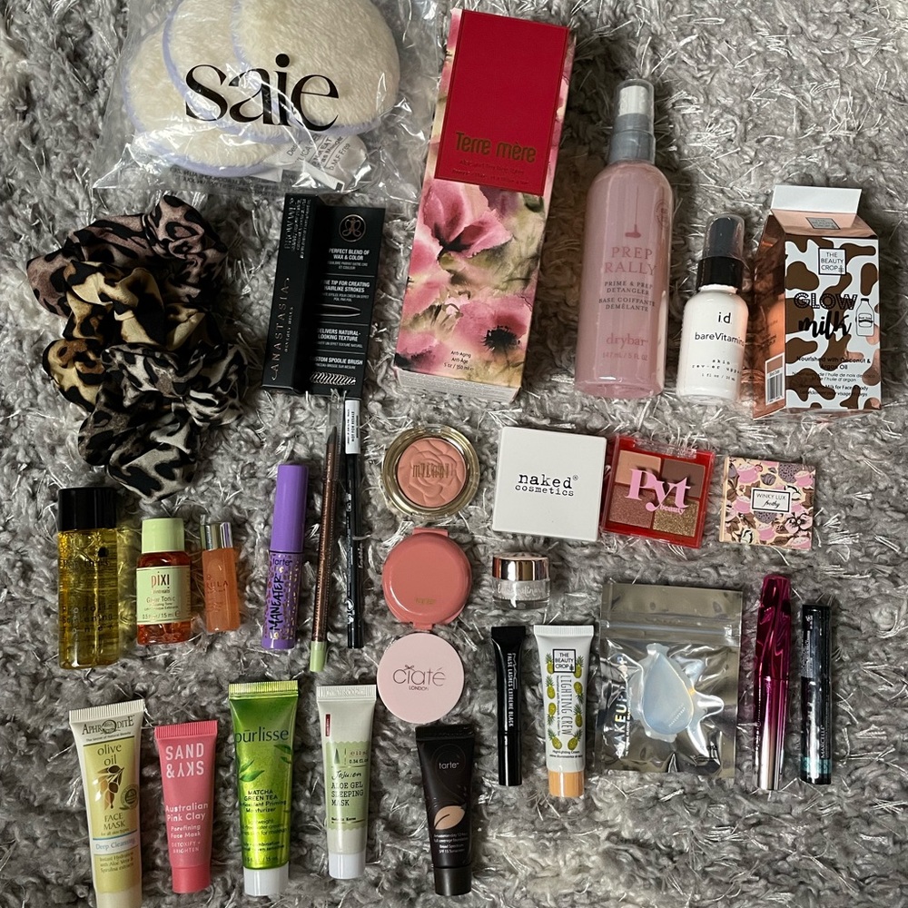 Ipsy, fab fit fun, Birchbox bundle. Lot of brand new beauty products ❤️